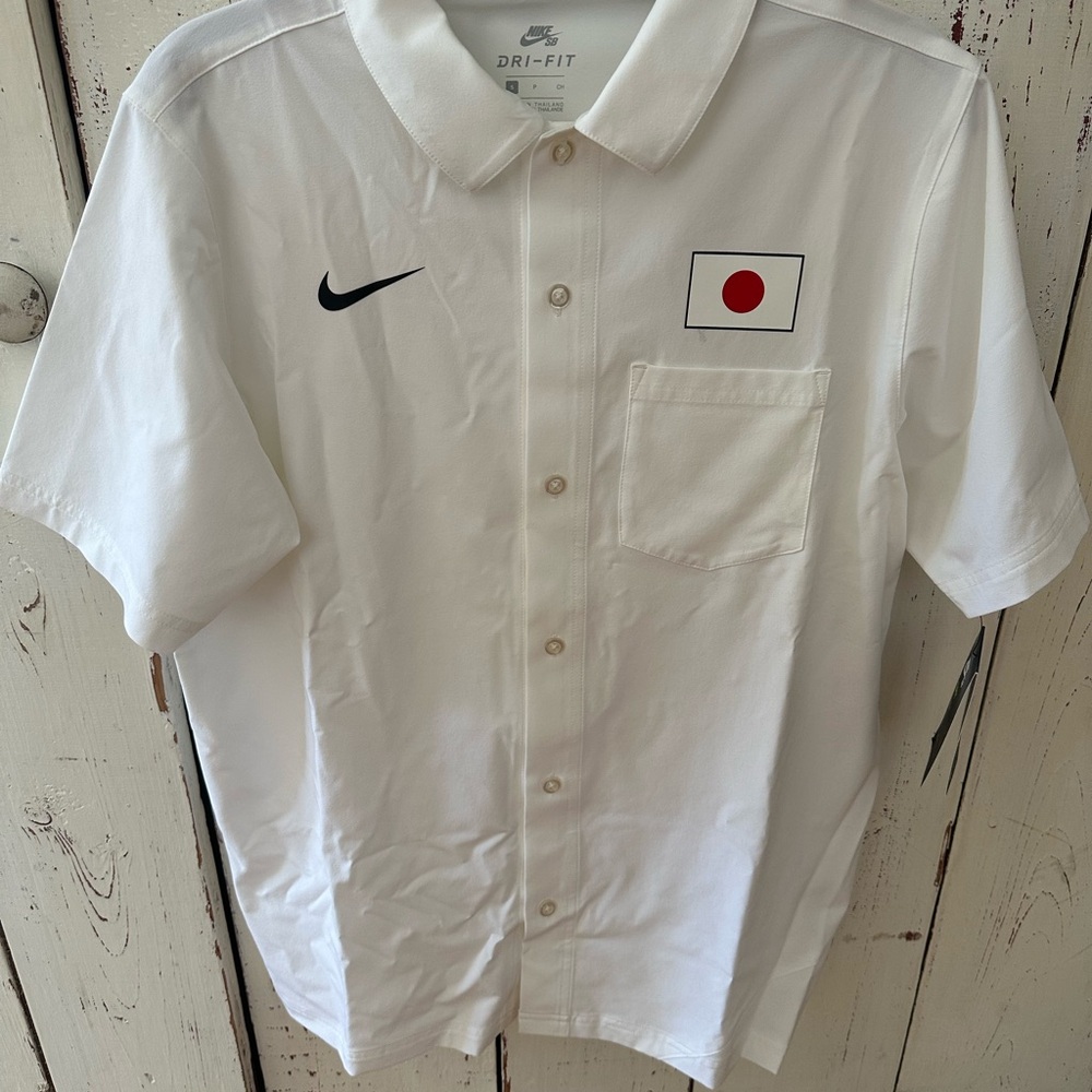 Rare Nike SB men’s Japan skateboarding shirt. Made for the Olympics.